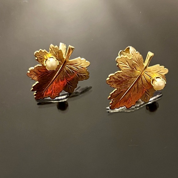 Sarah Coventry Vintage Leaf Faux Pearl Gold Tone Clip On Earrings - Picture 10 of 12